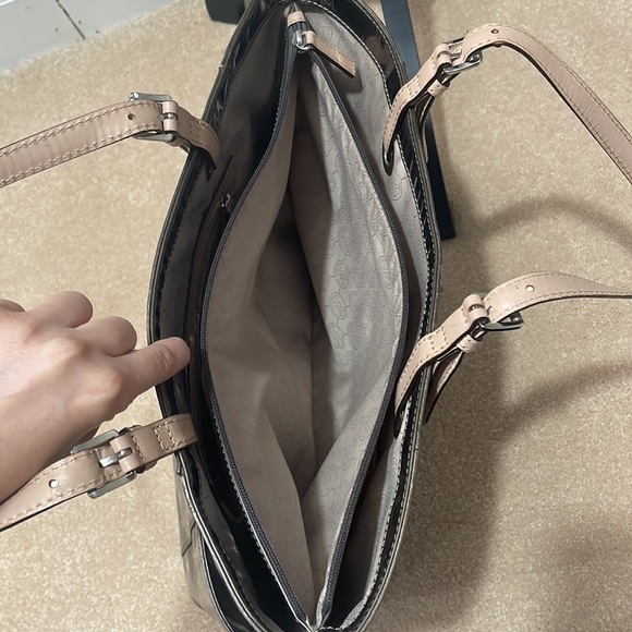 🎉2X Host Pick🎉 Large Michael Kors Metallic tote - Picture 6 of 9